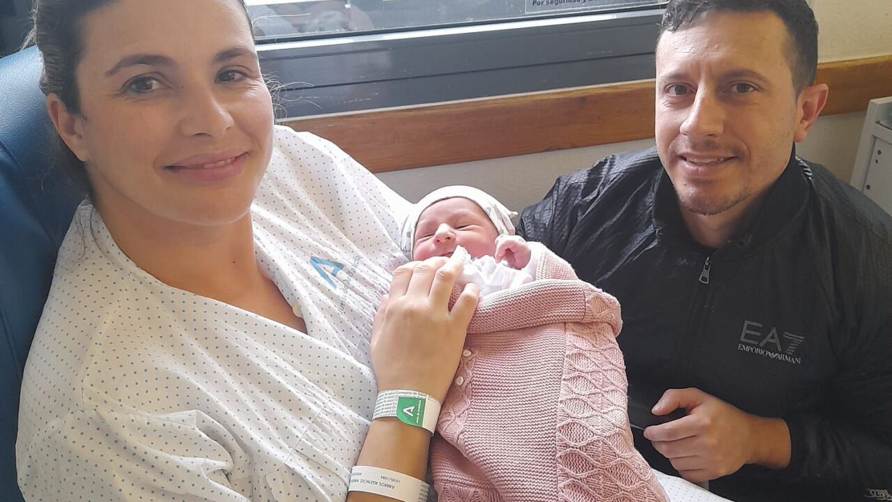 Cloe, primera bebé andaluza de 2026, nace en el Juan Ramón Jiménez de Huelva a las 00:01 horas