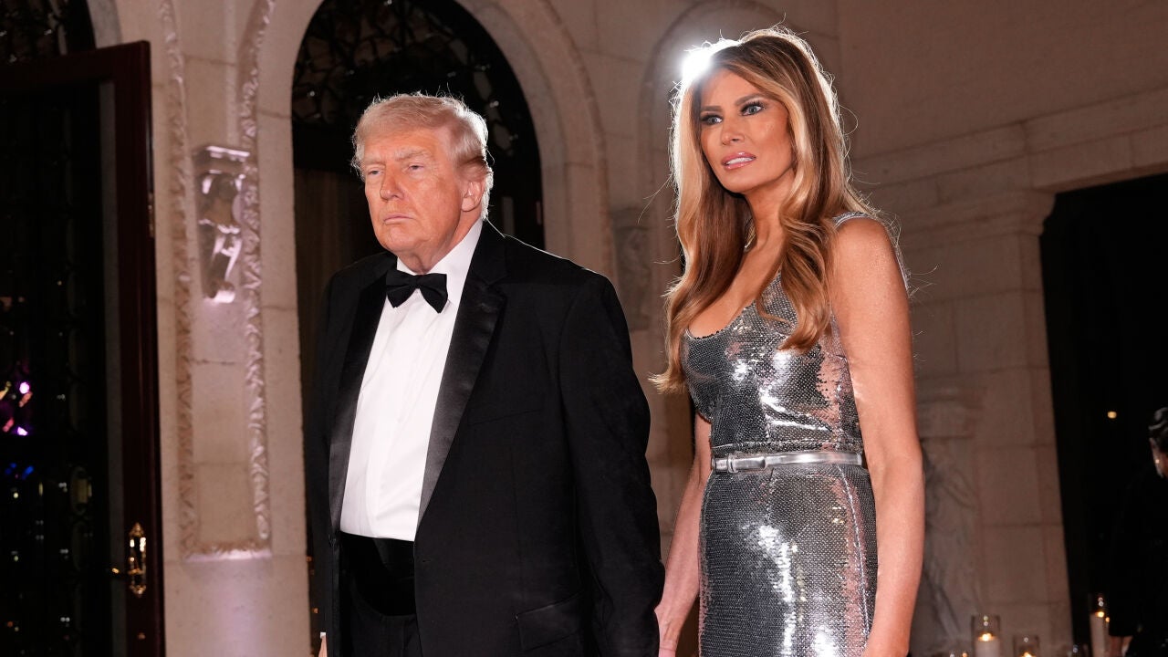 El vestido plateado con el que Melania Trump ha deslumbrado en Nochevieja: glamour Old Hollywood y brillo presidencial para despedir el año
