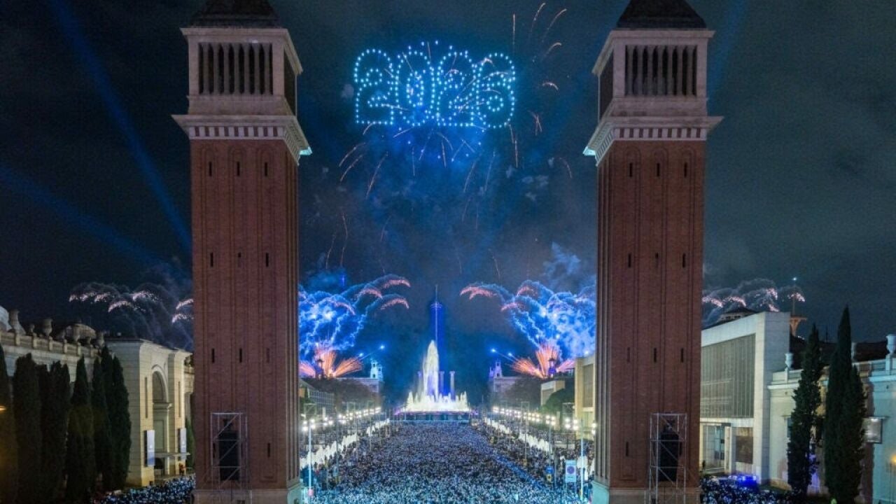 ¿Cuántas personas hubo en la avenida Maria Cristina de Barcelona para recibir el nuevo año 2026?