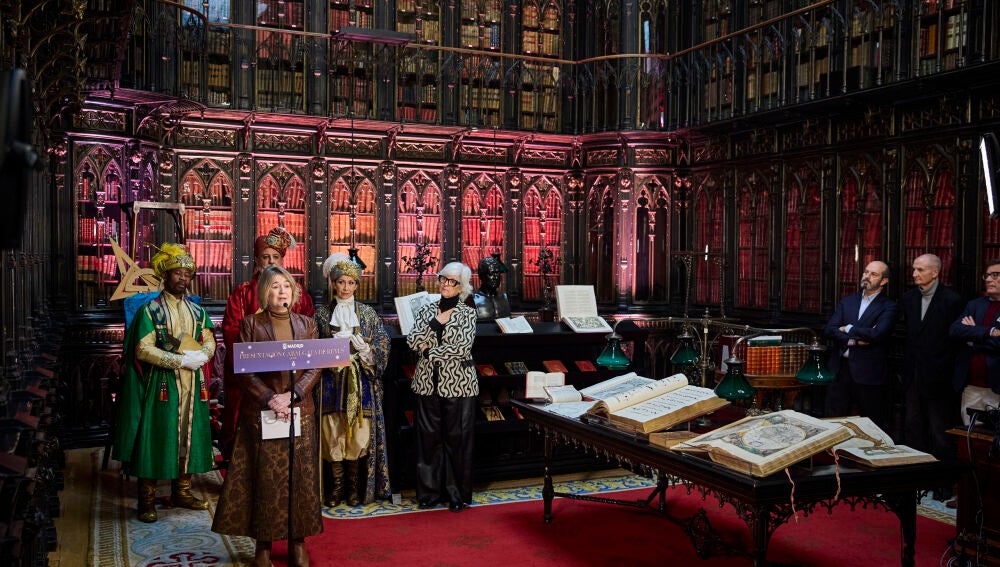 La delegada de Cultura, Turismo y Deporte, Marta Rivera de la Cruz, acompañada de los emisarios de Sus Majesta