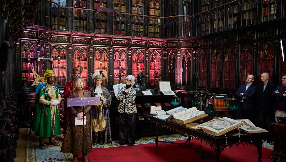 La delegada de Cultura, Turismo y Deporte, Marta Rivera de la Cruz, acompañada de los emisarios de Sus Majesta