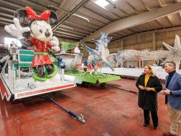La alcaldesa de Burgos, Cristina Ayala, acompa&ntilde;ada del concejal de Festejos del Ayuntamiento de Burgos, C&eacute;sar Barriada, visita las carrozas que participar&aacute;n en la Cabalgata de Reyes