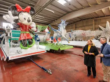 La alcaldesa de Burgos, Cristina Ayala, acompañada del concejal de Festejos del Ayuntamiento de Burgos, César Barriada, visita las carrozas que participarán en la Cabalgata de Reyes La alcaldesa de Burgos, Cristina Ayala, acompañada del concejal de Festejos del Ayuntamiento de Burgos, César Barriada, visita las carrozas que participarán en la Cabalgata de Reyes
