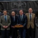 El presidente del Ateneo, en el centro, junto al presidente de la Junta, que encarnar&aacute; al Rey Baltasar, el delegado de Fiestas Mayores y otros integrantes de la Cabalgata, en un desayuno informativo en La Raza