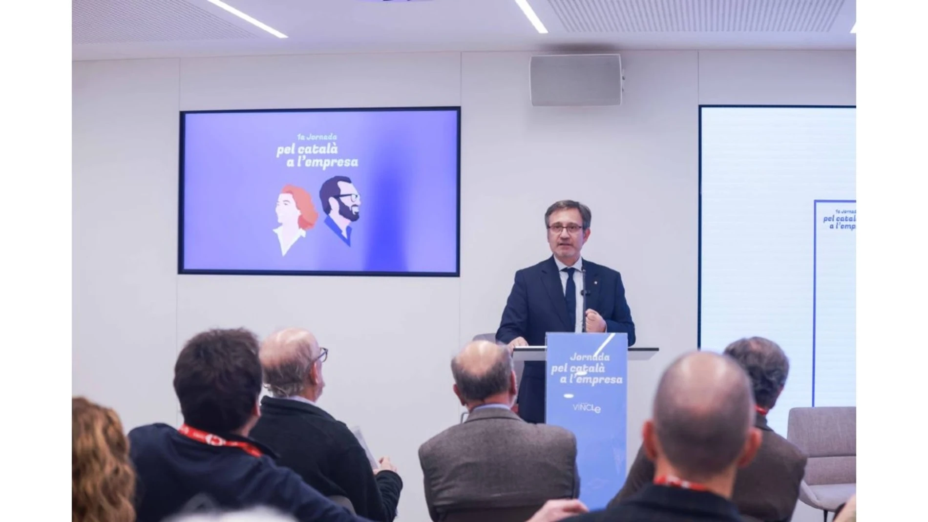 El conseller Francesc Xavier Vila interviniendo en la 1 Jornada pel català a l'empresa REMITIDA / HANDOUT por POLÍTICA LINGÜÍSTICA Fotografía remitida a medios de comunicación exclusivamente para ilustrar la noticia a la que hace referencia la imagen, y citando la procedencia de la imagen en la firma 02/01/2026
