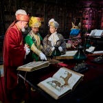 La delegada de Cultura, Turismo y Deporte, Marta Rivera de la Cruz, acompa&ntilde;ada de los emisarios de Sus Majesta