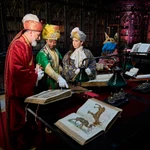 La delegada de Cultura, Turismo y Deporte, Marta Rivera de la Cruz, acompañada de los emisarios de Sus Majesta