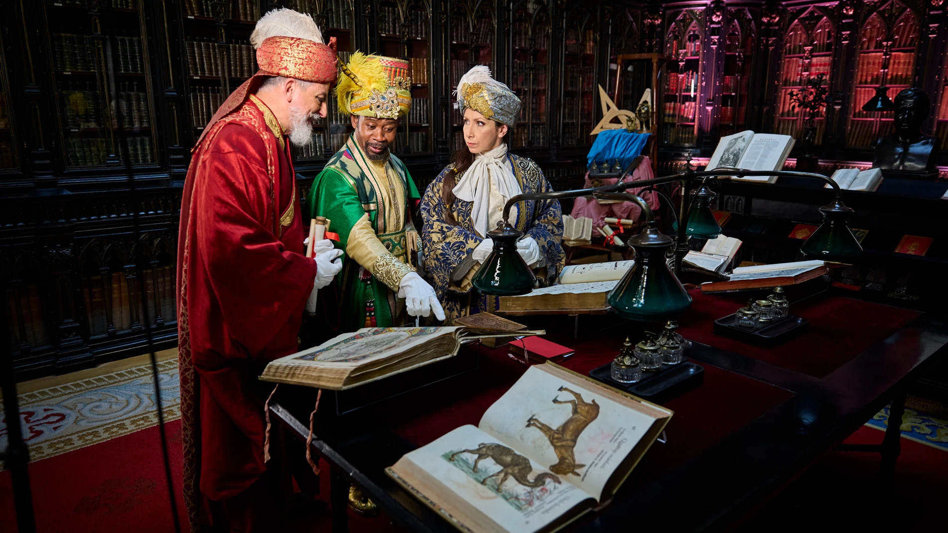 La delegada de Cultura, Turismo y Deporte, Marta Rivera de la Cruz, acompañada de los emisarios de Sus Majestades los Reyes Magos de Oriente, presenta la cabalgata de Reyes en la biblioteca del Senado junto al presidente Pedro Rollán. © Alberto R. Roldán / Diario La Razón. 02 01 2026