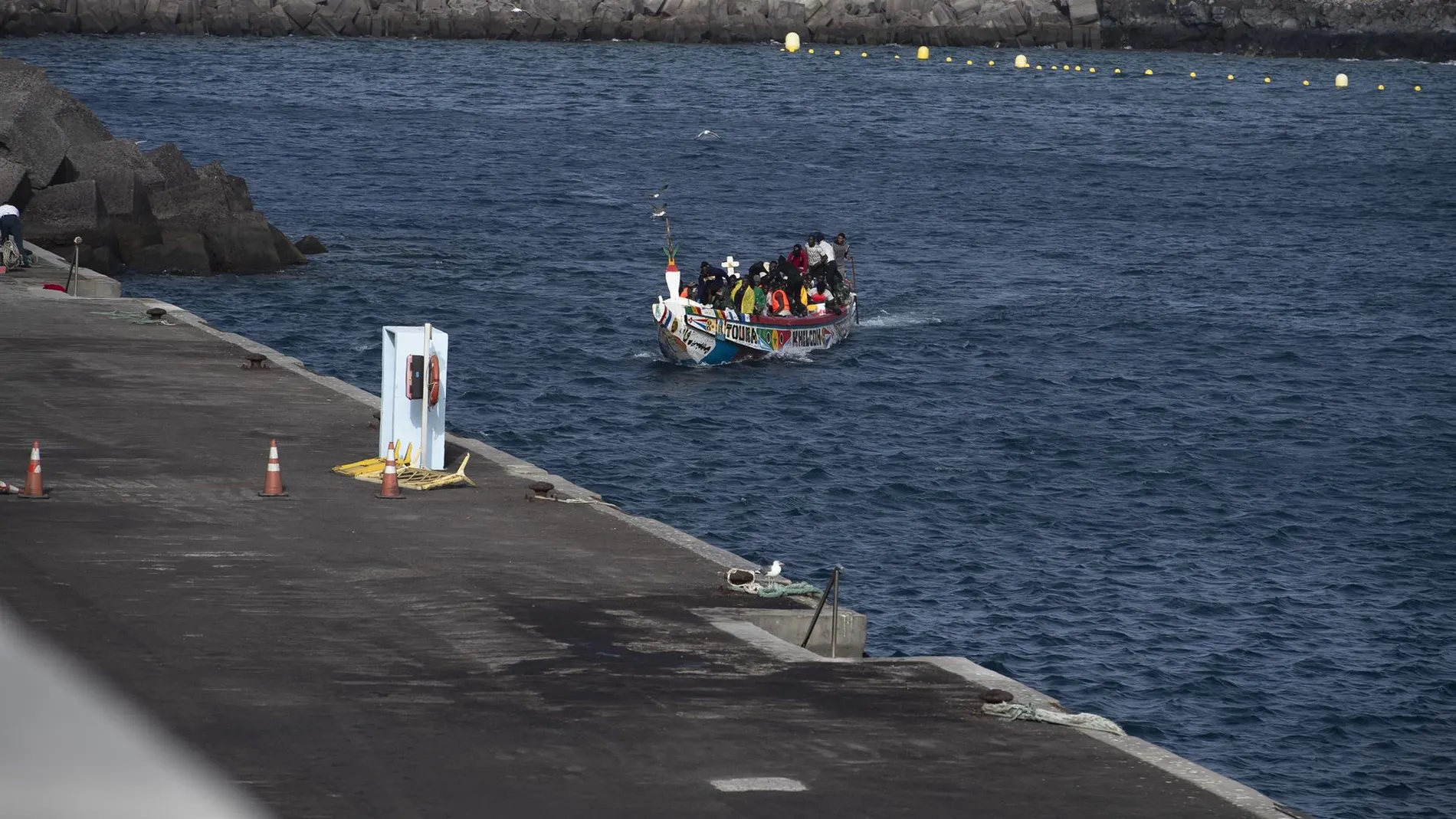 Cayuco arriba en las costas de Canarias. Foto de archivo