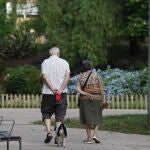 Dos ancianos pasean por un parque