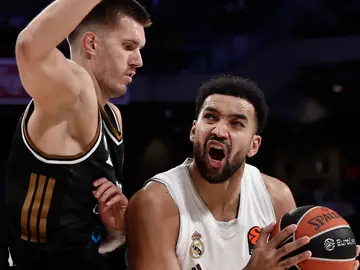 Real Madrid vs. Dubai Basketball MADRID, 02/01/2026.- El ala pívot canadiense del Real Madrid, Trey Lyles (d) supera al pívot serbio del Dubai Basketball, Filip Petrusev, durante el partido de la jornada 19 de la EuroLiga que Real Madrid y Dubai Basketball disputan este viernes en el Movistarf Arena, en Madrid. EFE/Sergio Pérez