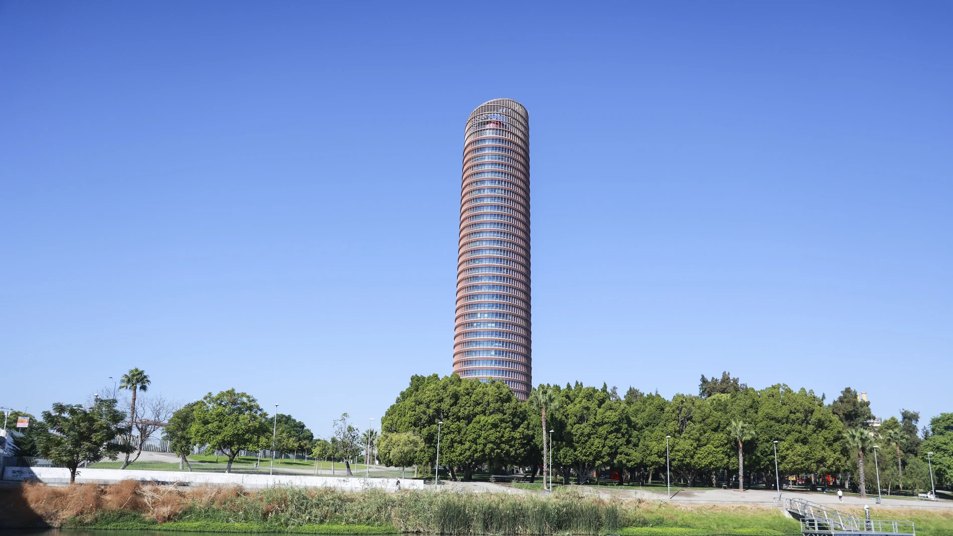 Torre Sevilla, el emblemático rascacielos de la capital hispalense, se ubica en la Cartuja a escasos metros del Guadalquivir