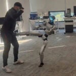 Un robot humanoide Unitree G1 le da una patada en los test&iacute;culos a su operador.
