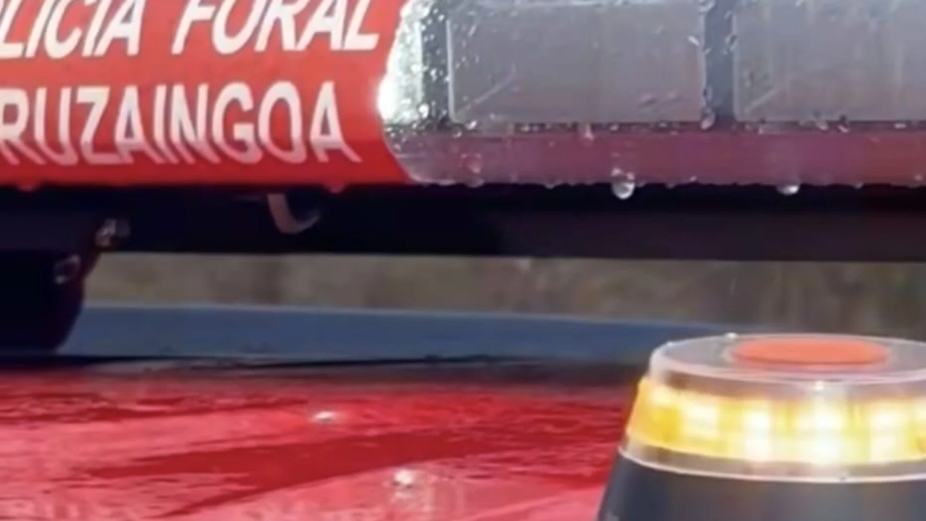 La baliza V16 sobre un vehículo de la Policía Foral. REMITIDA / HANDOUT por POLICÍA FORAL Fotografía remitida a medios de comunicación exclusivamente para ilustrar la noticia a la que hace referencia la imagen, y citando la procedencia de la imagen en la firma 02/01/2026