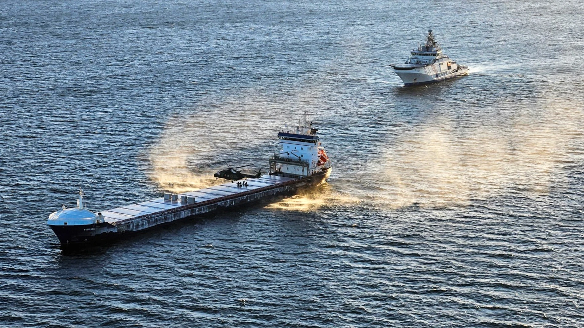 La Guardia Costera de Finlandia escolta a puerto al carguero 'Fitburg' REMITIDA / HANDOUT por POLICÍA DE FINLANDIA Fotografía remitida a medios de comunicación exclusivamente para ilustrar la noticia a la que hace referencia la imagen, y citando la procedencia de la imagen en la firma 02/01/2026