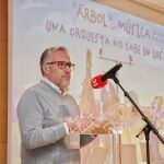 Carlos Poll&aacute;n da la bienvenida a los asistentes a la grabaci&oacute;n