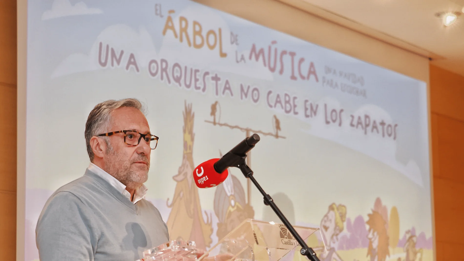 Carlos Pollán da la bienvenida a los asistentes a la grabación