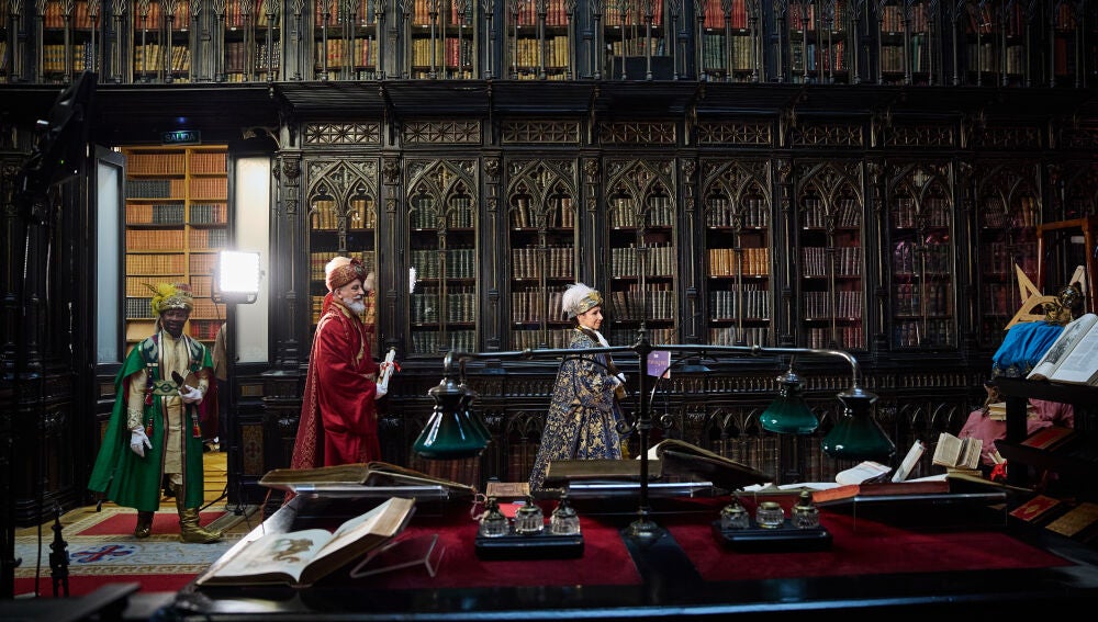 La delegada de Cultura, Turismo y Deporte, Marta Rivera de la Cruz, acompañada de los emisarios de Sus Majesta