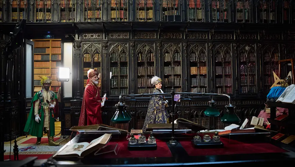 La delegada de Cultura, Turismo y Deporte, Marta Rivera de la Cruz, acompañada de los emisarios de Sus Majesta