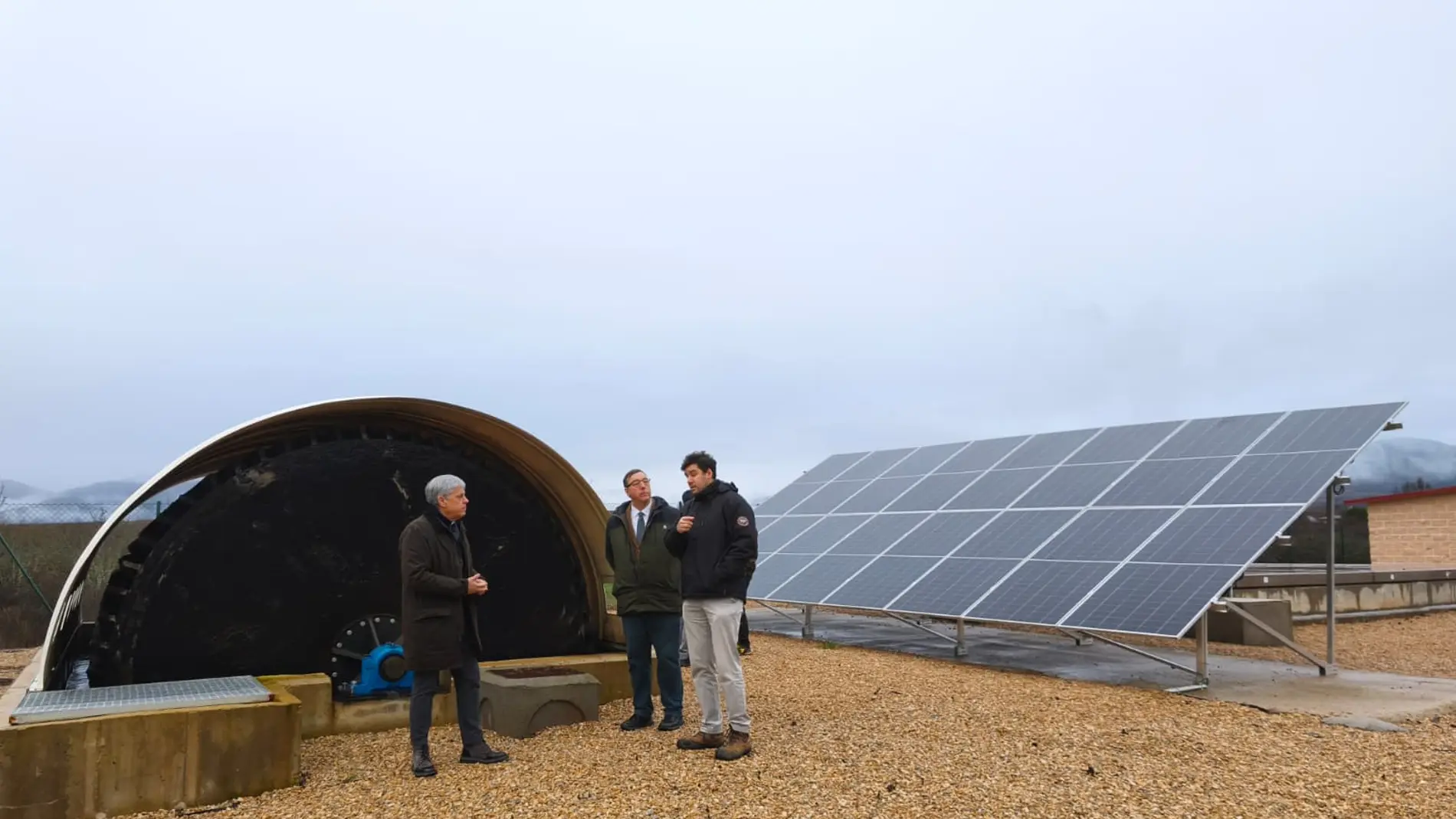 El delegado territorial de la Junta en León, Eduardo Diego, acompañado por el alcalde de Villafranca del Bierzo, José Manuel Pereira, ha visitado la instalación coincidiendo con la finalización de las obras