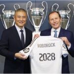 Quan Gang, presidente de Roborock, junto a Emilio Butrague&ntilde;o