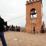 El Patronato de la Alhambra y el Generalife (Granada) han abierto este viernes de manera regulada los accesos a la Torre de la Vela para cumplir con la tradici&oacute;n que, cada 2 de enero, permite a cualquier persona tocar su afamada campana tres veces