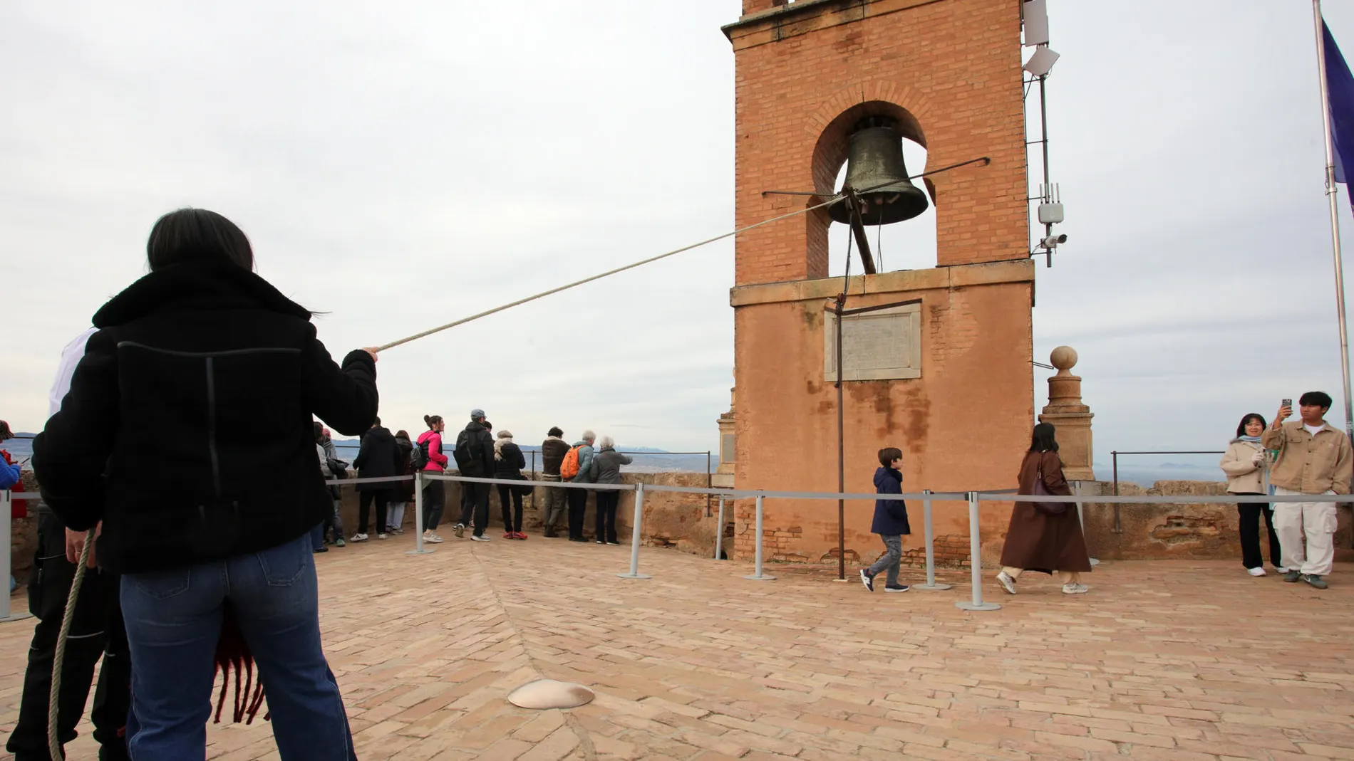 El Patronato de la Alhambra y el Generalife (Granada) han abierto este viernes de manera regulada los accesos a la Torre de la Vela para cumplir con la tradición que, cada 2 de enero, permite a cualquier persona tocar su afamada campana tres veces
