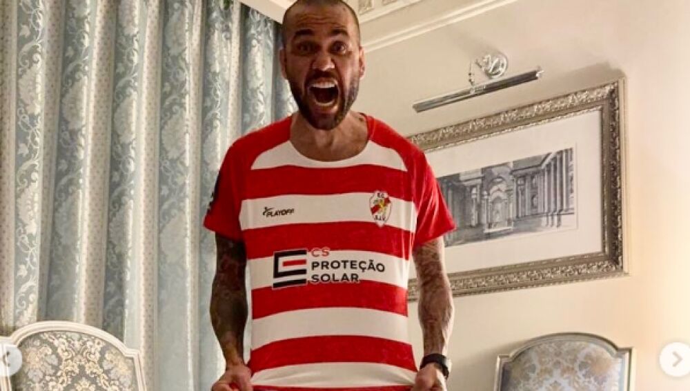 Dani Alves desembarca en Portugal