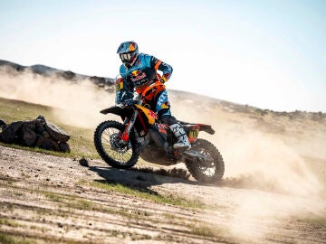 Yanbu (Arabia Saud&iacute;), 03/01/2026.- El joven espa&ntilde;ol Edgar Canet (Red Bull KTM) ha sido el m&aacute;s r&aacute;pido en el pr&oacute;logo del Dakar 2026, disputado en Yanbu (Arabia Saud&iacute;) con 22 kil&oacute;metros cronometrados, con tres segundos de ventaja respecto a su compa&ntilde;ero de equipo Daniel Sanders y cinco respecto al estadounidense Ricky Brabec. EFE/KTM Factory Racing -SOLO USO EDITORIAL/SOLO DISPONIBLE PARA ILUSTRAR LA NOTICIA QUE ACOMPA&Ntilde;A (CR&Eacute;DITO OBLIGATORIO)-
