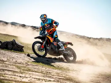 El español Canet, en la primera jornada del Dakar Yanbu (Arabia Saudí), 03/01/2026.- El joven español Edgar Canet (Red Bull KTM) ha sido el más rápido en el prólogo del Dakar 2026, disputado en Yanbu (Arabia Saudí) con 22 kilómetros cronometrados, con tres segundos de ventaja respecto a su compañero de equipo Daniel Sanders y cinco respecto al estadounidense Ricky Brabec. EFE/KTM Factory Racing -SOLO USO EDITORIAL/SOLO DISPONIBLE PARA ILUSTRAR LA NOTICIA QUE ACOMPAÑA (CRÉDITO OBLIGATORIO)-