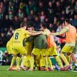 Los jugadores del Villarreal celebran su tercer gol al Elche
