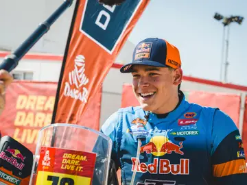 Edgar Canet, sonriente tras ganar el prologo del Dakar 2026 Yanbu (Arabia Saudí), 03/01/2026.- El joven español Edgar Canet (Red Bull KTM) ha sido el más rápido en el prólogo del Dakar 2026, disputado en Yanbu (Arabia Saudí) con 22 kilómetros cronometrados, con tres segundos de ventaja respecto a su compañero de equipo Daniel Sanders y cinco respecto al estadounidense Ricky Brabec. EFE/KH7 Press -SOLO USO EDITORIAL/SOLO DISPONIBLE PARA ILUSTRAR LA NOTICIA QUE ACOMPAÑA (CRÉDITO OBLIGATORIO)-