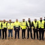 Su&aacute;rez-Qui&ntilde;ones visita el pol&iacute;ngo industrial Zamora Norte visita al pol&iacute;gono, acompa&ntilde;ado por el alcalde de Monfarracinos, Manuel Mart&iacute;n; el presidente de la Diputaci&oacute;n de Zamora, Javier Fa&uacute;ndez, y el delegado territorial de la Junta de Castilla y Le&oacute;n en Zamora, Fernando Prada, adem&aacute;s de responsables de la empresa adjudicataria