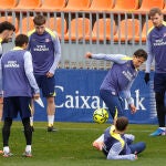 Sorloth observa a Giuliano en un rondo durante el entrenamiento