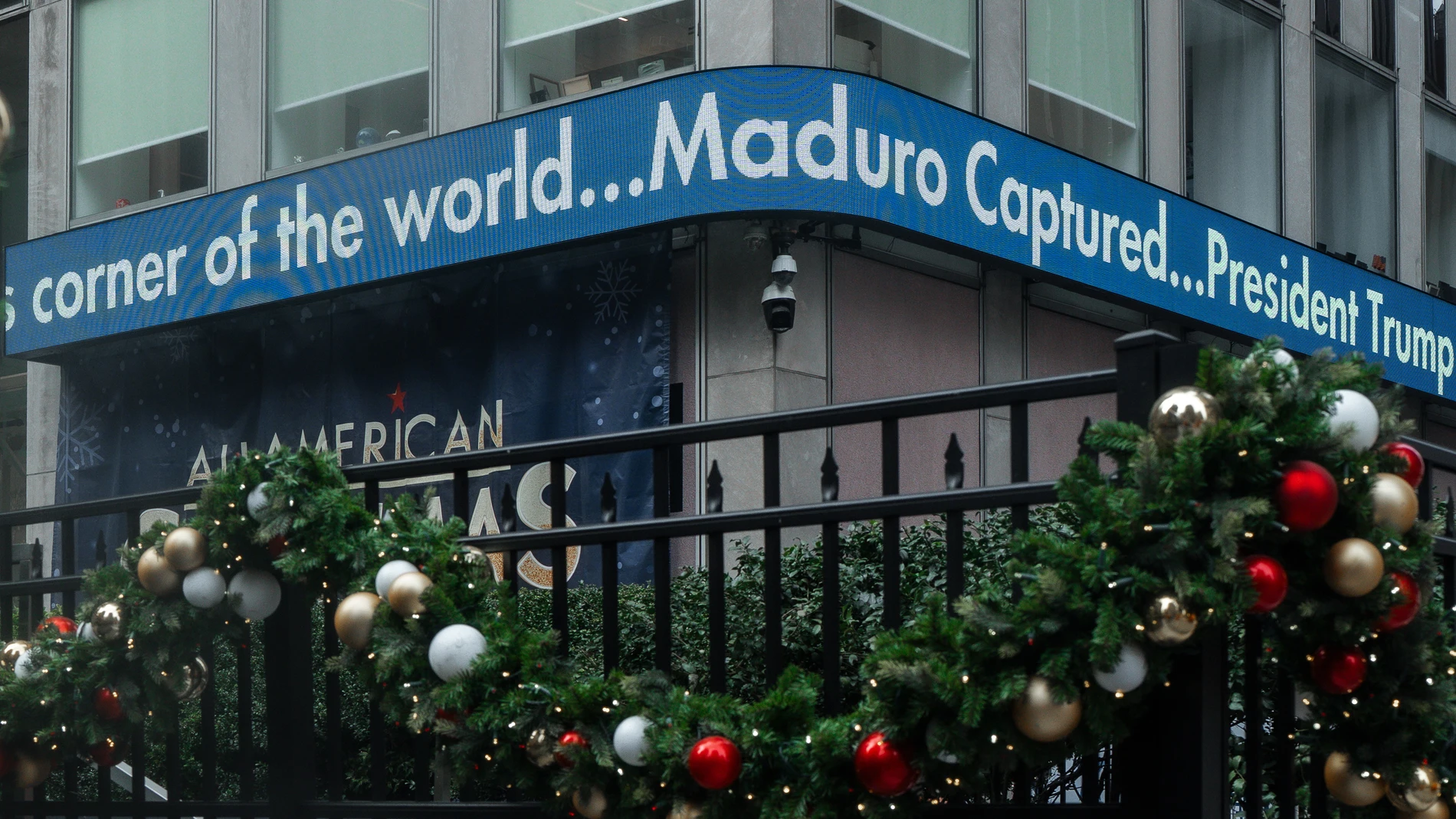 NEW YORK (United States), 03/01/2026.- A news strip on the latest US actions in Venezuela is seen on News Corp Building, in New York, New York, USA, 03 January 2026. US President Trump announced that US forces have successfully captured Venezuelan President Nicolas Maduro and his wife during a series of large-scale strikes on Caracas on 03 January 2026. (Nueva York) EFE/EPA/OLGA FEDOROVA