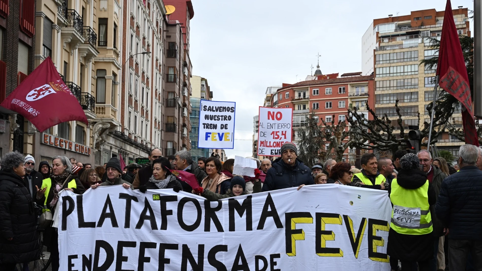Manifestación de la Plataforma en Defensa de Feve por las calles de León