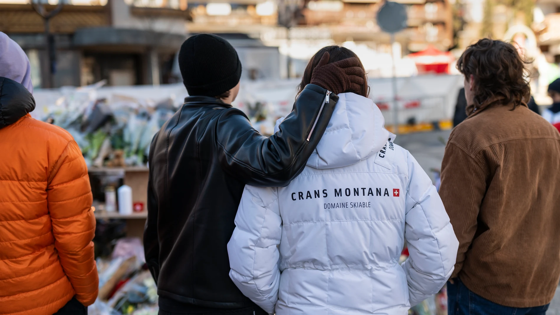 Crans-Montana (Switzerland), 03/01/2026.- Mourners stand in front of the 'Le Constellation' bar and lounge where the fire happened, in Crans-Montana, Switzerland, 03 January 2026. At least 40 people lost their lives and over 100 were severely injured in the fire that devastated the bar 'Le Constellation' on New Year's Eve in the Swiss Alps resort of Crans-Montana. (Suiza) EFE/EPA/ALESSANDRO DELLA VALLE