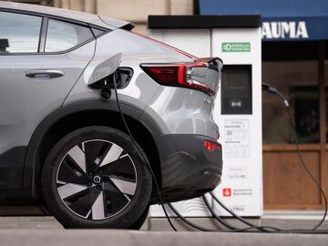 Un coche carg&aacute;ndose en un punto de carga p&uacute;blico para coches el&eacute;ctricos, en una imagen de archivo
