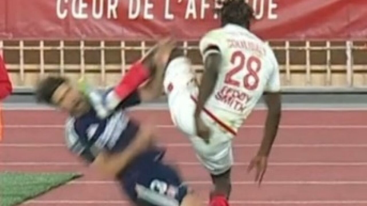 El vídeo de la escalofriante patada con los tacos en el cuello de Coulibaly a Tagliafico en el Mónaco - Lyon