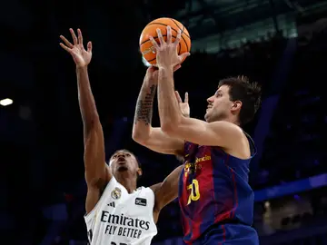 Nicolas Laprovittola tratando de encestar en El Clásico Nicolas Laprovittola tratando de encestar en El Clásico