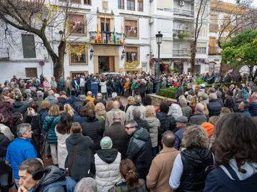 Minuto de silencio en Quesada (Jaén) por presunto caso de violencia QUESADA (JAÉN), 05/01/2026.- Concentración y minuto de silencio ante las puertas del ayuntamiento de Quesada en Jaén por el presunto caso de violencia machista registrato ayer en esta localidad de Jaén. EFE/José Manuel Pedrosa