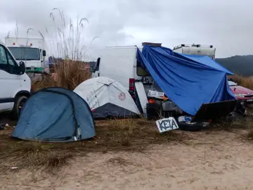 Quinto día de la fiesta rave que se celebra de forma ilegal en el entorno del embalse del Cenajo HELLÍN (ALBACETE), 05/01/2026.- Asistentes a la fiesta rave que se celebra de forma ilegal en el entorno del embalse del Cenajo, entre los términos municipales de Férez y Hellín, en la provincia de Albacete, y que vigilan alrededor de 300 agentes de la Guardia Civil ha llegado a su quinto día consecutivo. EFE/Miguel Andújar