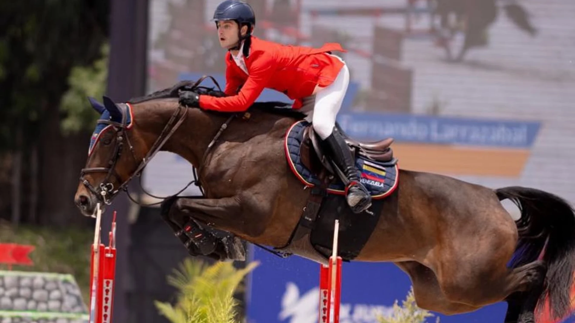 Luis Fernando Larrazábal en pleno salto