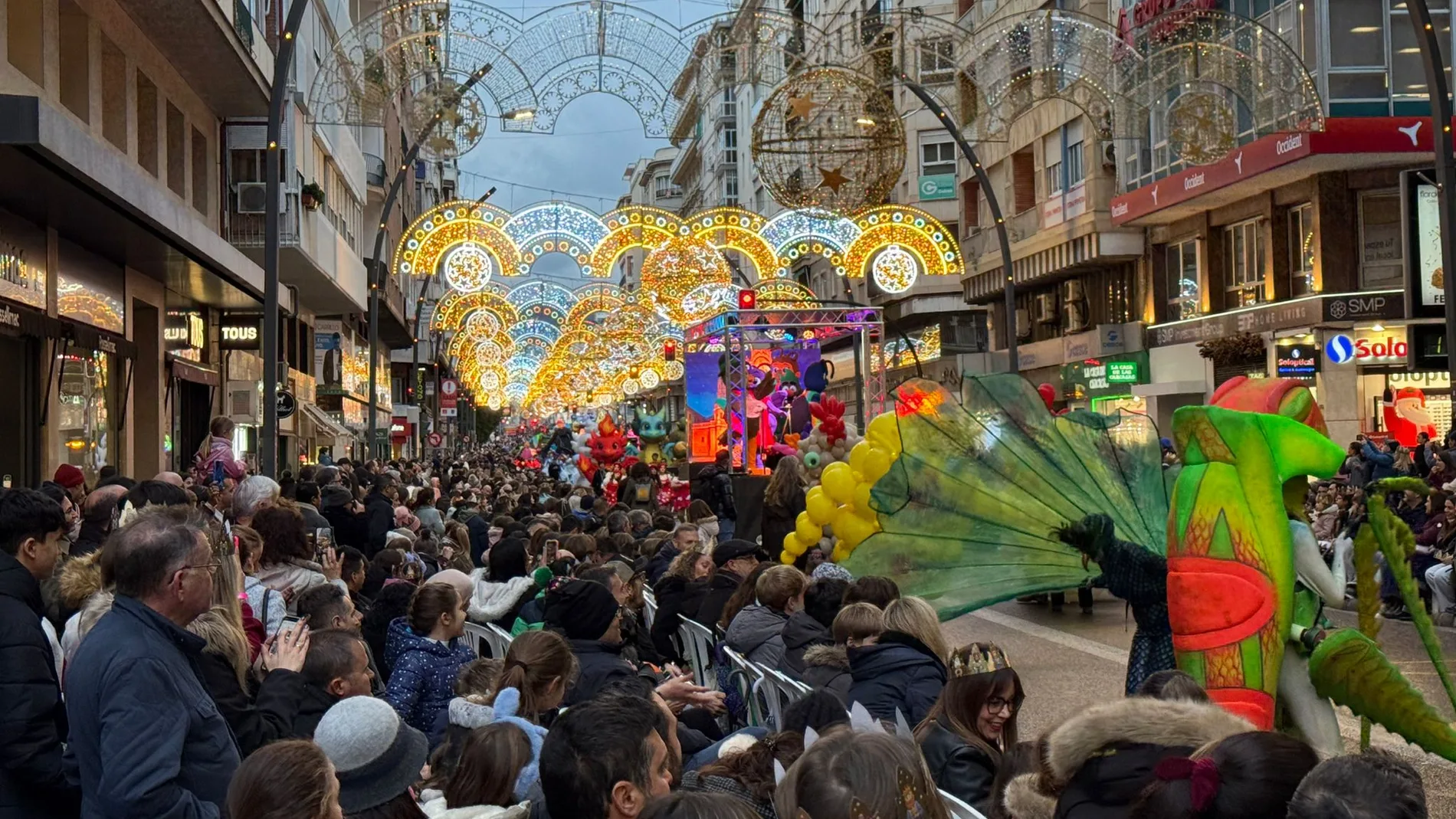 Los Reyes Magos llenan de ilusión y sonrisas la Gran Vía de Murcia