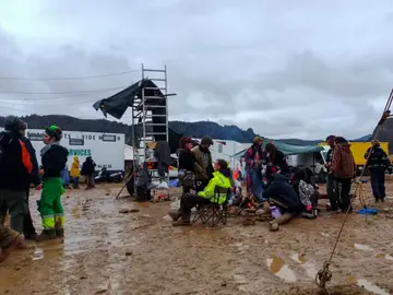 Quinto día de la fiesta rave que se celebra de forma ilegal en el entorno del embalse del Cenajo HELLÍN (ALBACETE), 05/01/2026.- Asistentes a la fiesta rave que se celebra de forma ilegal en el entorno del embalse del Cenajo, entre los términos municipales de Férez y Hellín, en la provincia de Albacete, y que vigilan alrededor de 300 agentes de la Guardia Civil ha llegado a su quinto día consecutivo. EFE/Miguel Andújar