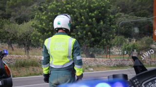 Un agente de Guardia Civil en uno de los accidentes de tr&aacute;fico