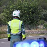 Un agente de Guardia Civil en uno de los accidentes de tr&aacute;fico