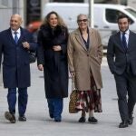 La empresaria Carmen Pano (2d), quien afirm&oacute; haber dado 90.000 euros en efectivo a la sede del PSOE en Madrid, y su hija Leonor Mar&iacute;a Gonz&aacute;lez (2i), acompa&ntilde;adas por su abogado Javier G&oacute;mez Berm&uacute;dez (i), a su llegada este martes a la Audiencia Nacional donde han sido citadas a declarar por el juez que investiga el caso Koldo