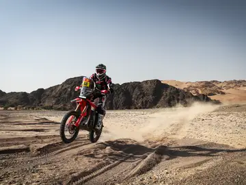 Tosha Schareina, en plena etapa 68 SCHAREINA Tosha (esp), Monster Energy Honda HRC, Honda, Rally GP, FIM W2RC, action during the Stage 2 of the Dakar 2026, on January 5, 2026 between Yanbu and Al-Ula, Saudi Arabia - Photo Frederic LE FLOC'H / DPPIAFP7 05/01/2026 ONLY FOR USE IN SPAIN