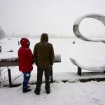 Varias personas disfrutan de la nieve en la calle de Vitoria, a 6 de enero de 2026, en Vitoria